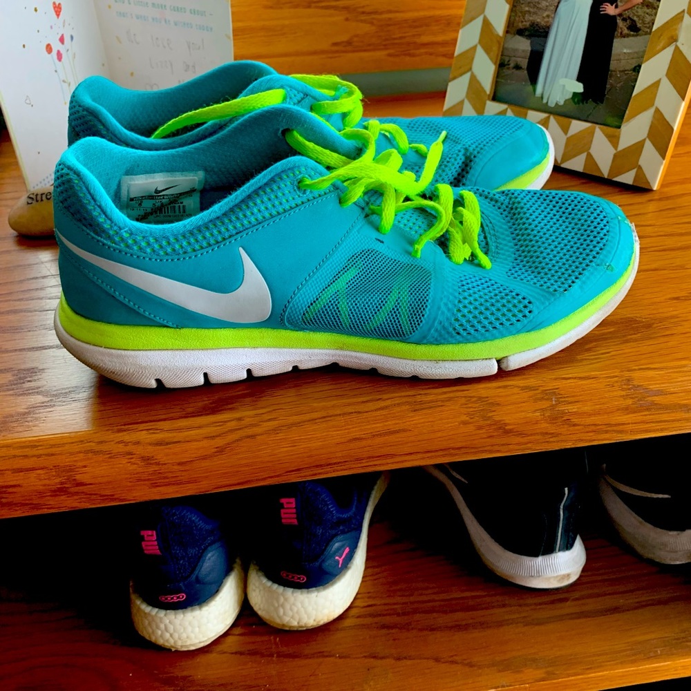 Selling Dark aqua & lime green Nike running shoes! Great condition & comfy!